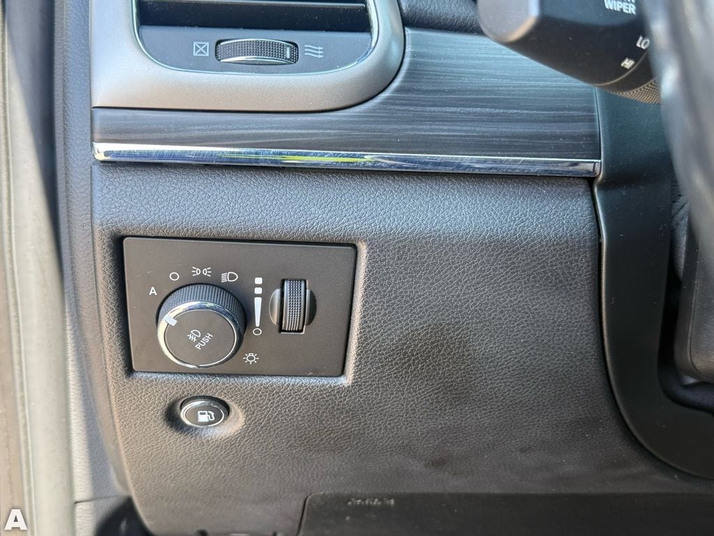 Used 2020 Diamond Black Crystal Pearlcoat Jeep Limited image 14