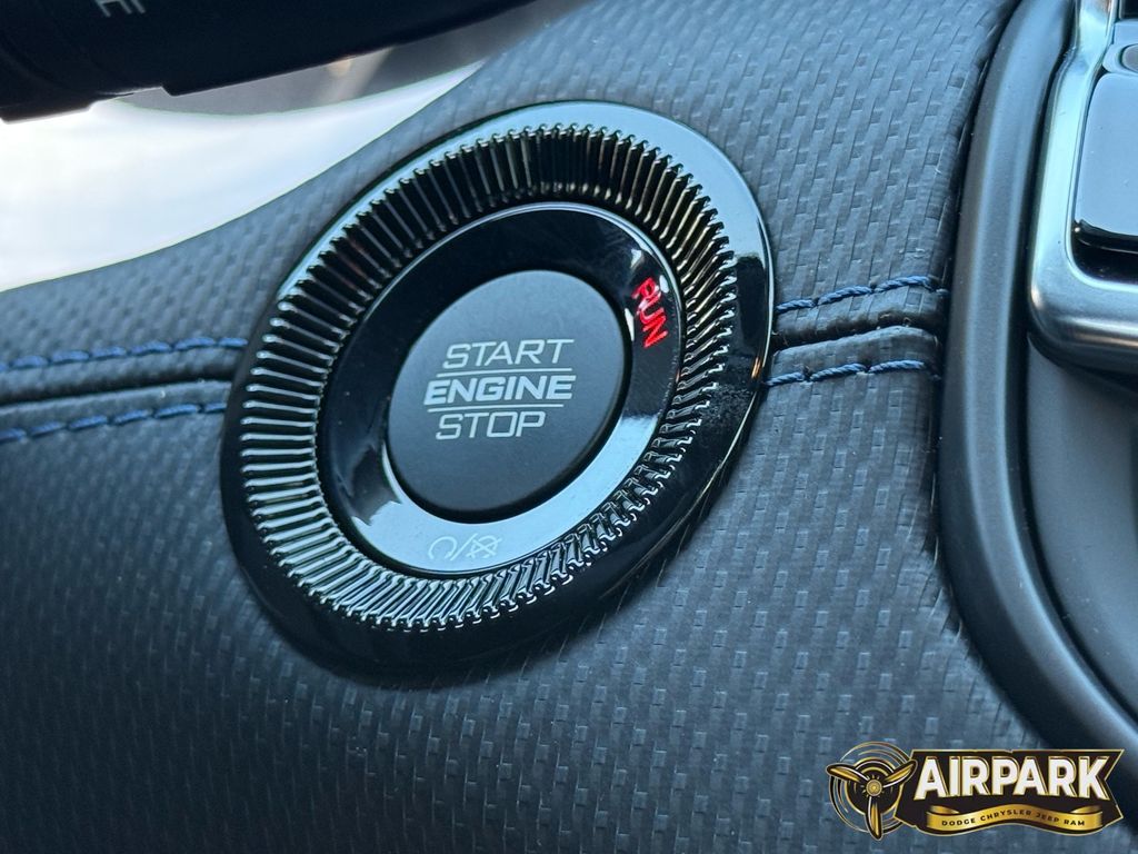 New 2026 Diamond Black Crystal Pearlcoat Jeep Latitude image 22