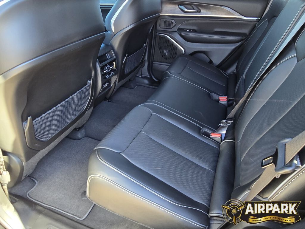 New 2025 Diamond Black Crystal Pearlcoat Jeep Overland image 16