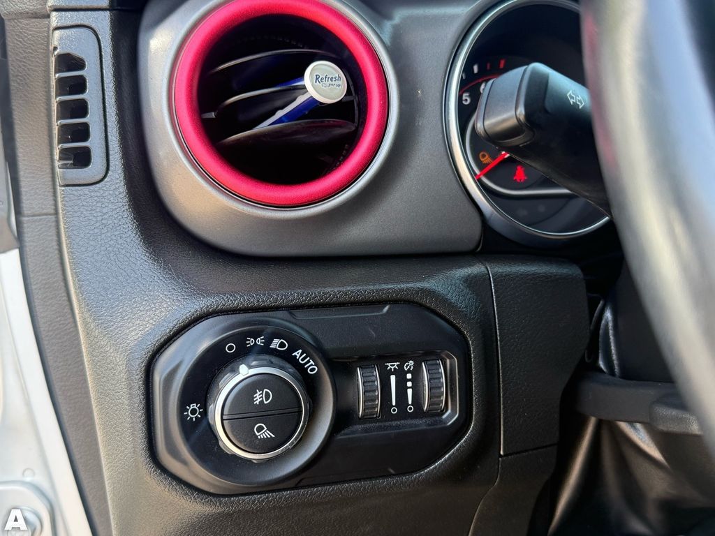 Used 2022 Silver Zynith Clearcoat Jeep Rubicon image 14