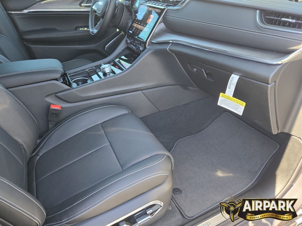 New 2025 Baltic Gray Jeep Overland image 13