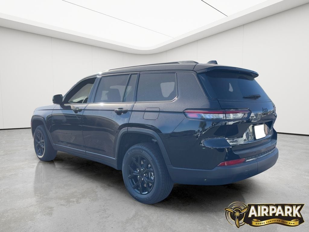 New 2025 Diamond Black Crystal Pearlcoat Jeep Laredo image 6