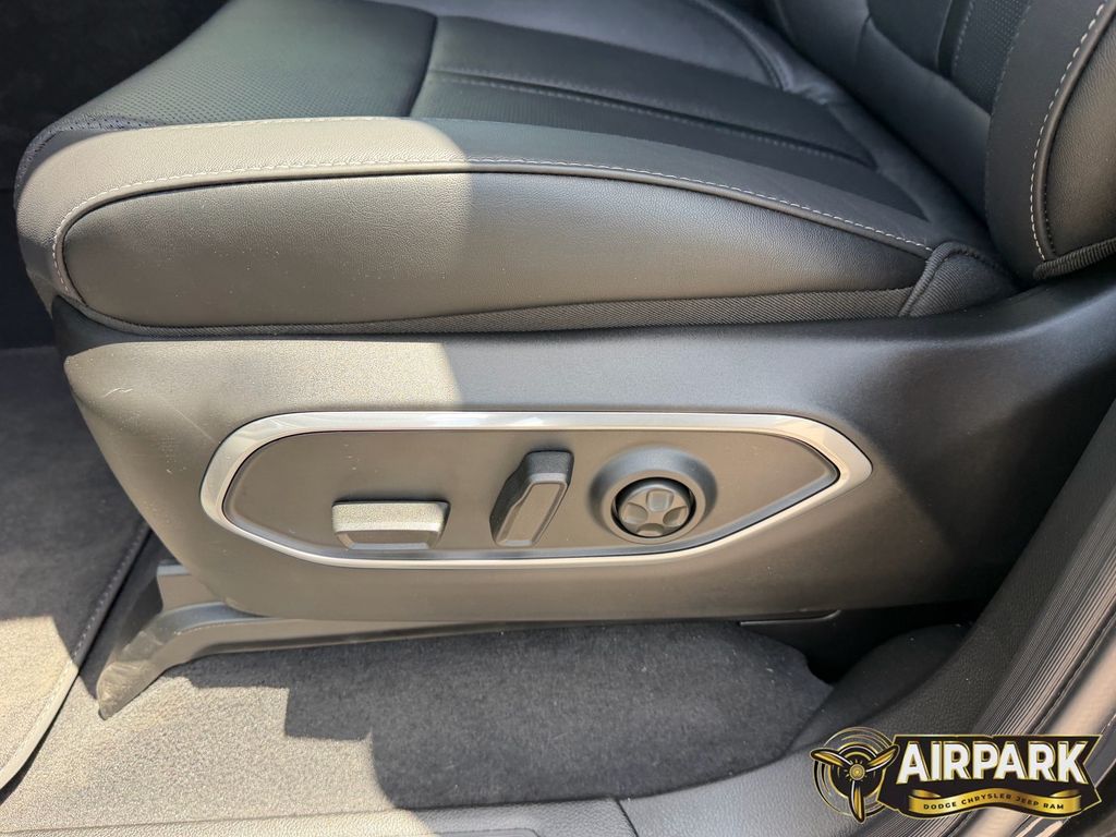 New 2026 High Gloss Black Jeep Limited image 20