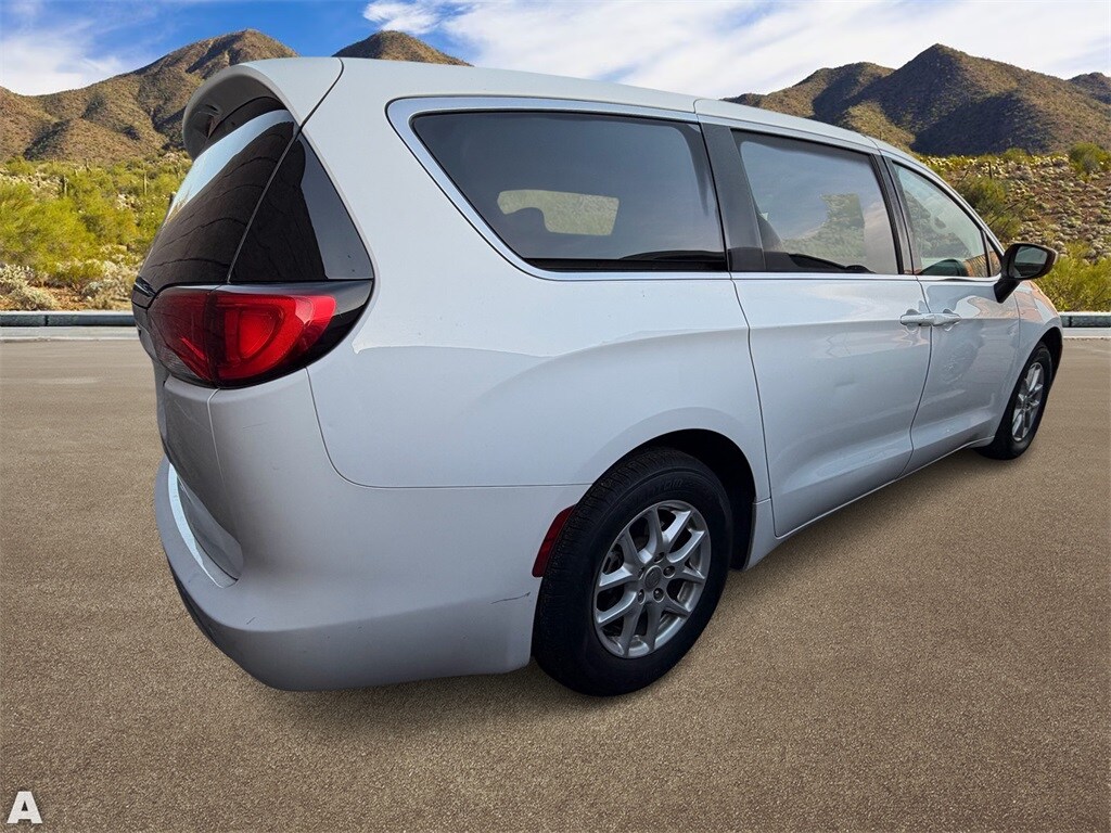 2019 Chrysler Pacifica LX photo 3