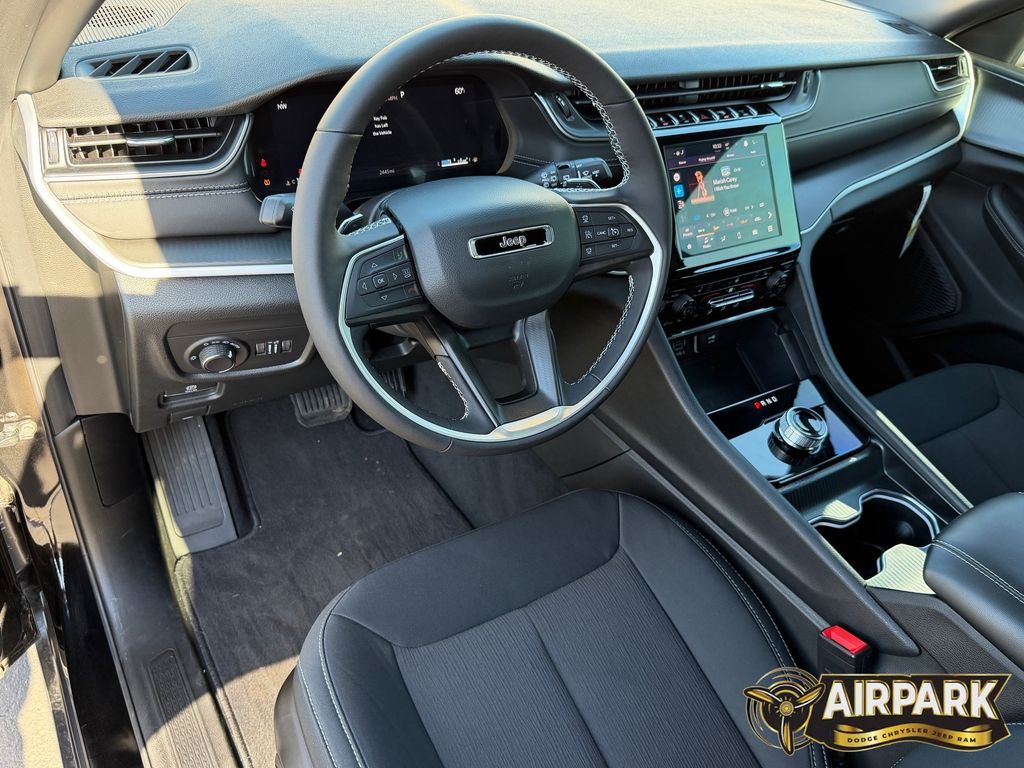 New 2025 Diamond Black Crystal Pearlcoat Jeep Laredo image 15