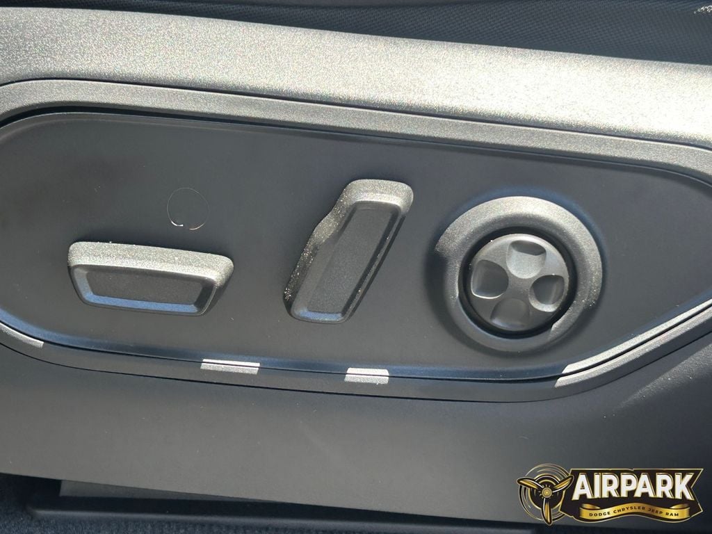 New 2026 Diamond Black Crystal Pearlcoat Jeep Laredo image 21