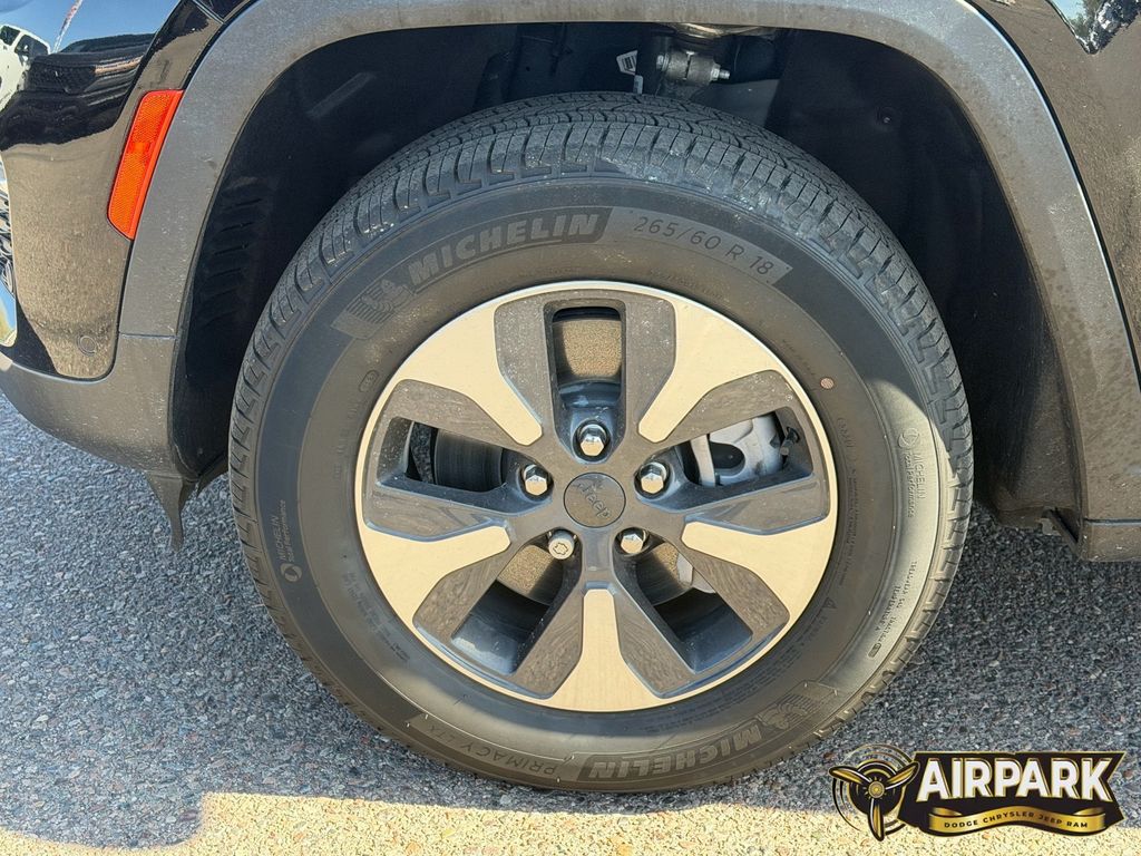 New 2023 Diamond Black Crystal Pearlcoat Jeep Base image 10