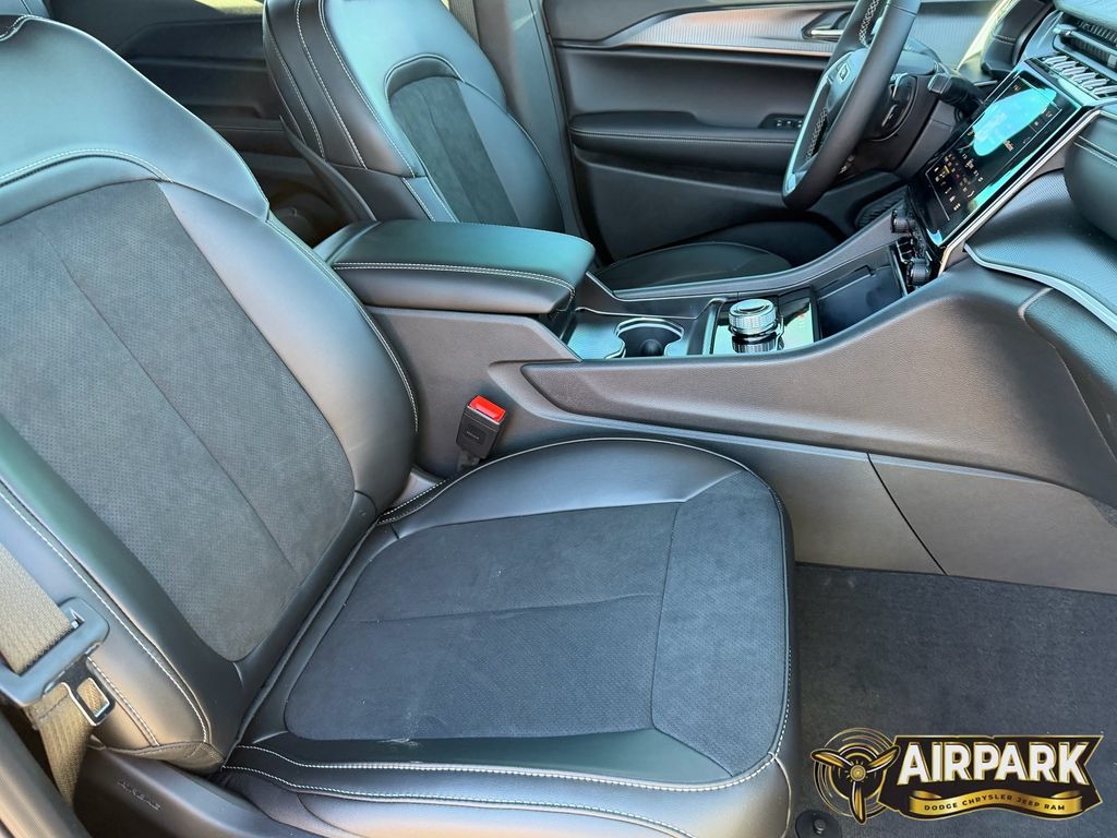 New 2025 Diamond Black Crystal Pearlcoat Jeep Laredo image 12