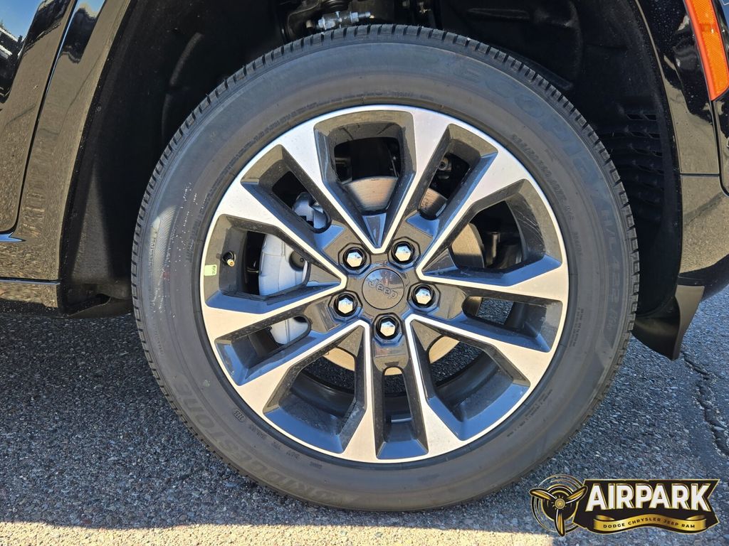 New 2025 Diamond Black Crystal Pearlcoat Jeep Overland image 10