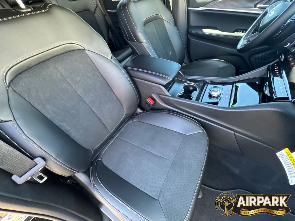 New 2026 Diamond Black Crystal Pearlcoat Jeep Laredo image 12