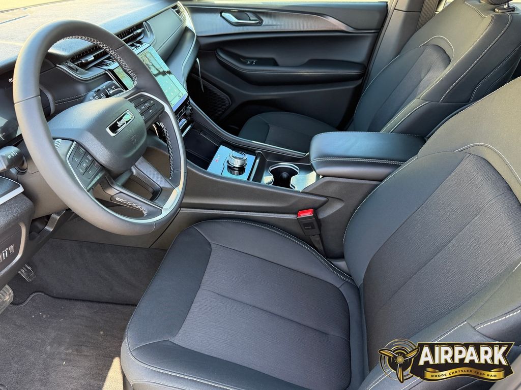 New 2025 Diamond Black Crystal Pearlcoat Jeep Laredo image 16