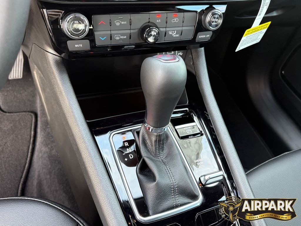 New 2026 Diamond Black Crystal Pearlcoat Jeep Latitude image 19