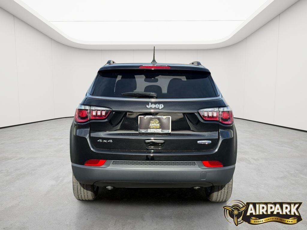 New 2026 Diamond Black Crystal Pearlcoat Jeep Latitude image 6