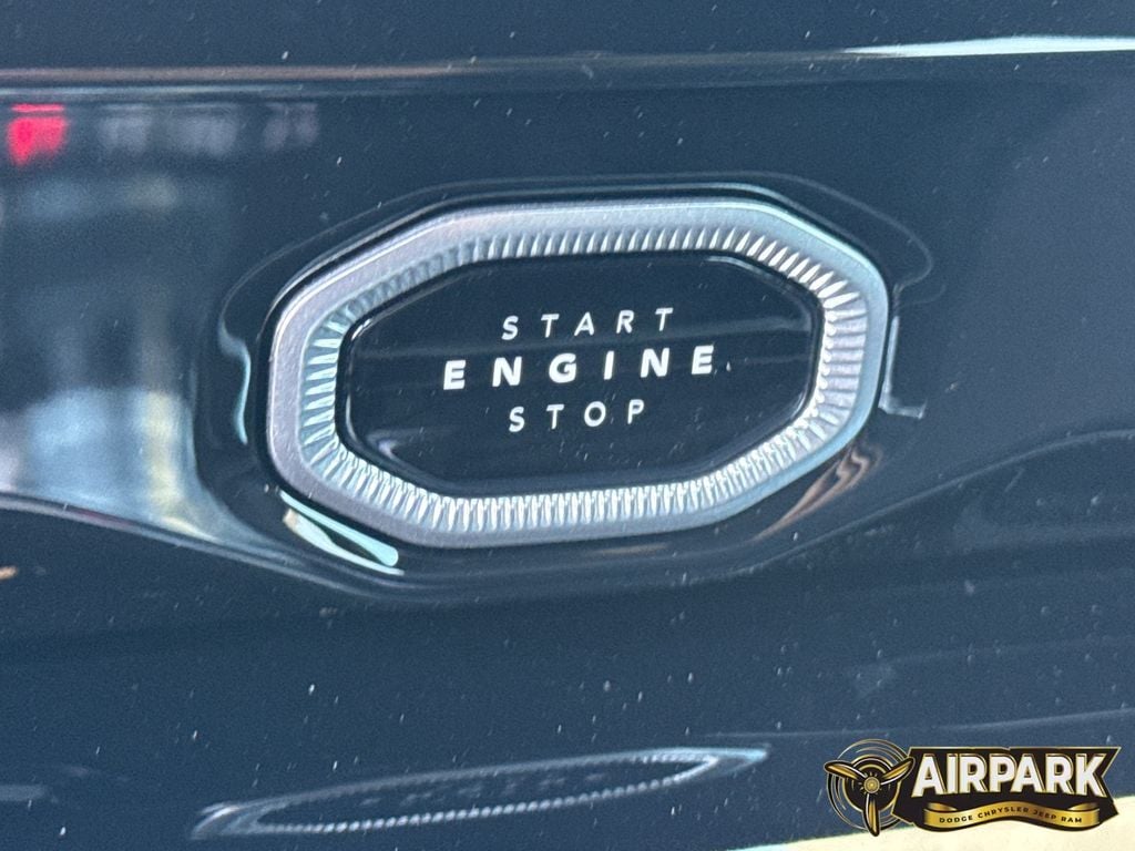 New 2026 Diamond Black Crystal Pearlcoat Jeep Laredo image 25
