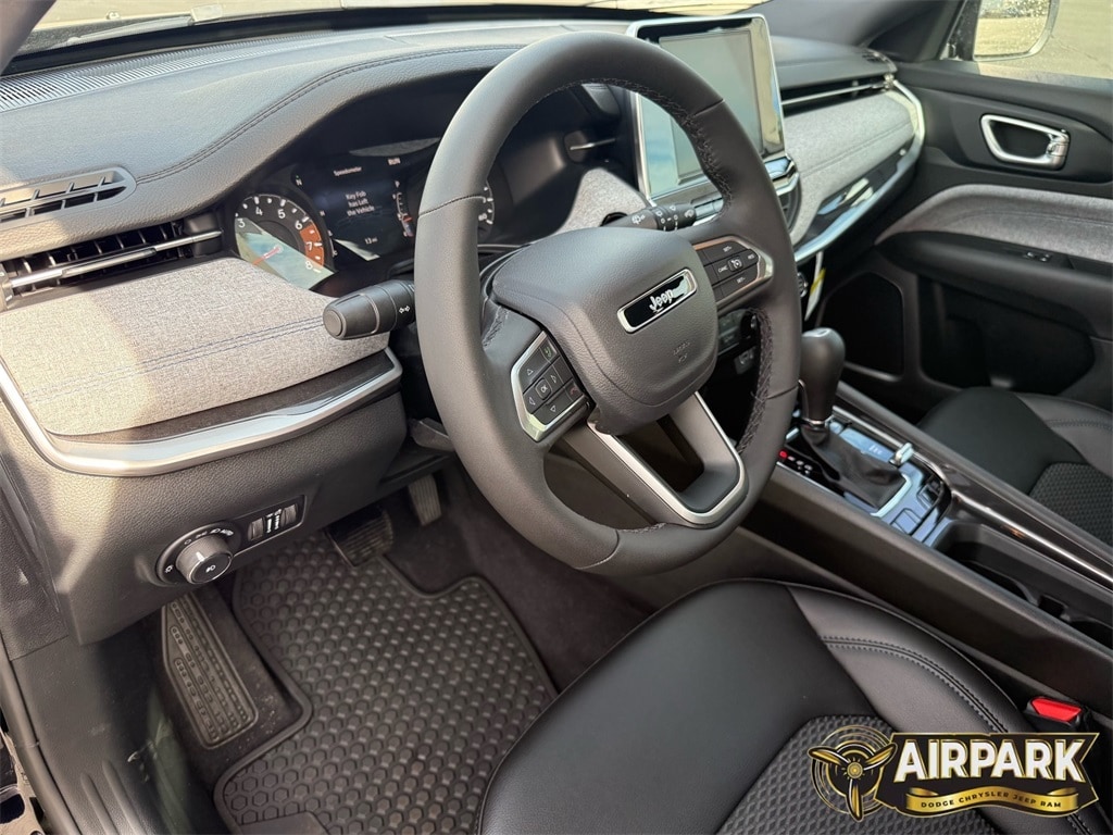 New 2026 Diamond Black Crystal Pearlcoat Jeep Latitude image 11