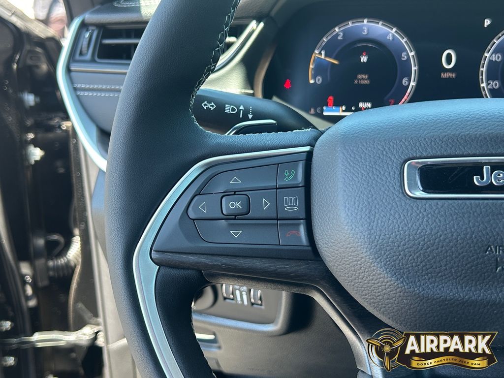 New 2026 Diamond Black Crystal Pearlcoat Jeep Laredo image 28
