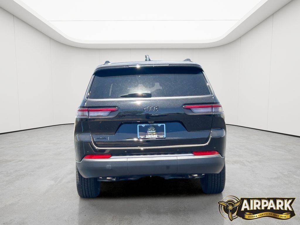 New 2026 Diamond Black Crystal Pearlcoat Jeep Laredo image 5