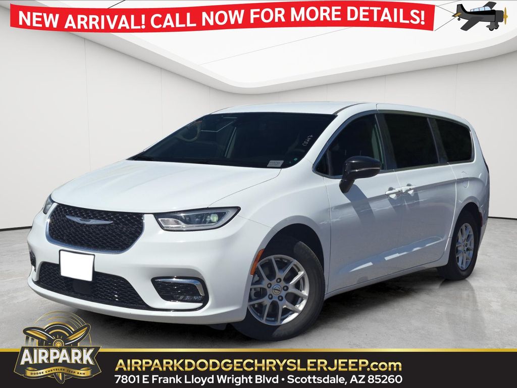 2024 Chrysler Pacifica Touring L's photo