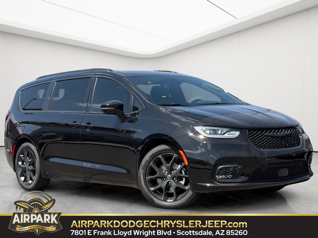 2026 Chrysler Pacifica Limited's photo