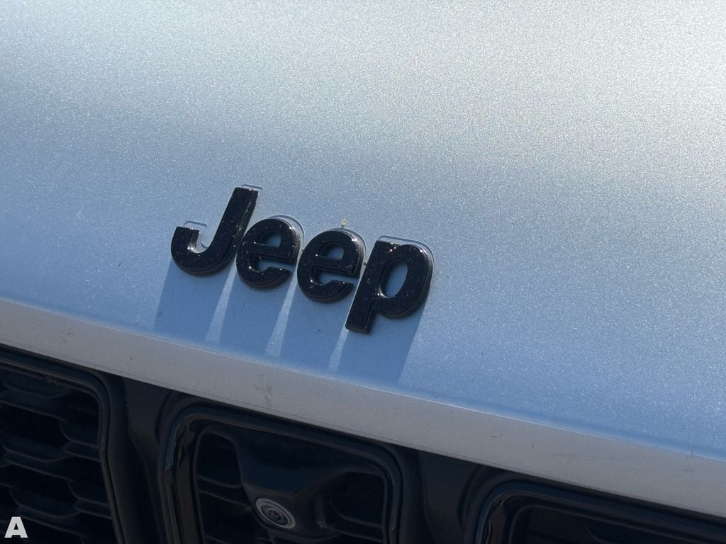 Used 2025 Silver Zynith Jeep Limited image 32