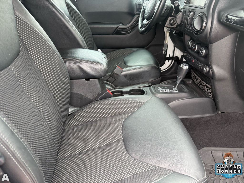 Used 2016 Bright White Clearcoat Jeep Unlimited Sahara image 28