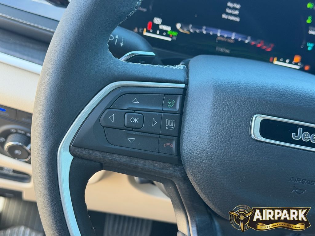 New 2023 Diamond Black Crystal Pearlcoat Jeep Base image 22