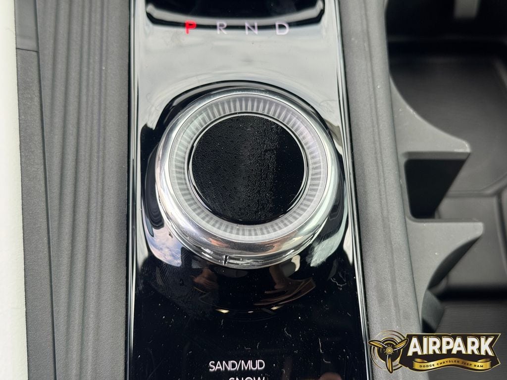 New 2026 Diamond Black Crystal Pearlcoat Jeep Overland image 27