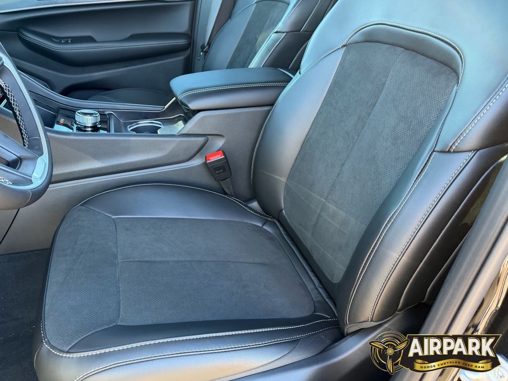 New 2025 Diamond Black Crystal Pearlcoat Jeep Laredo image 18