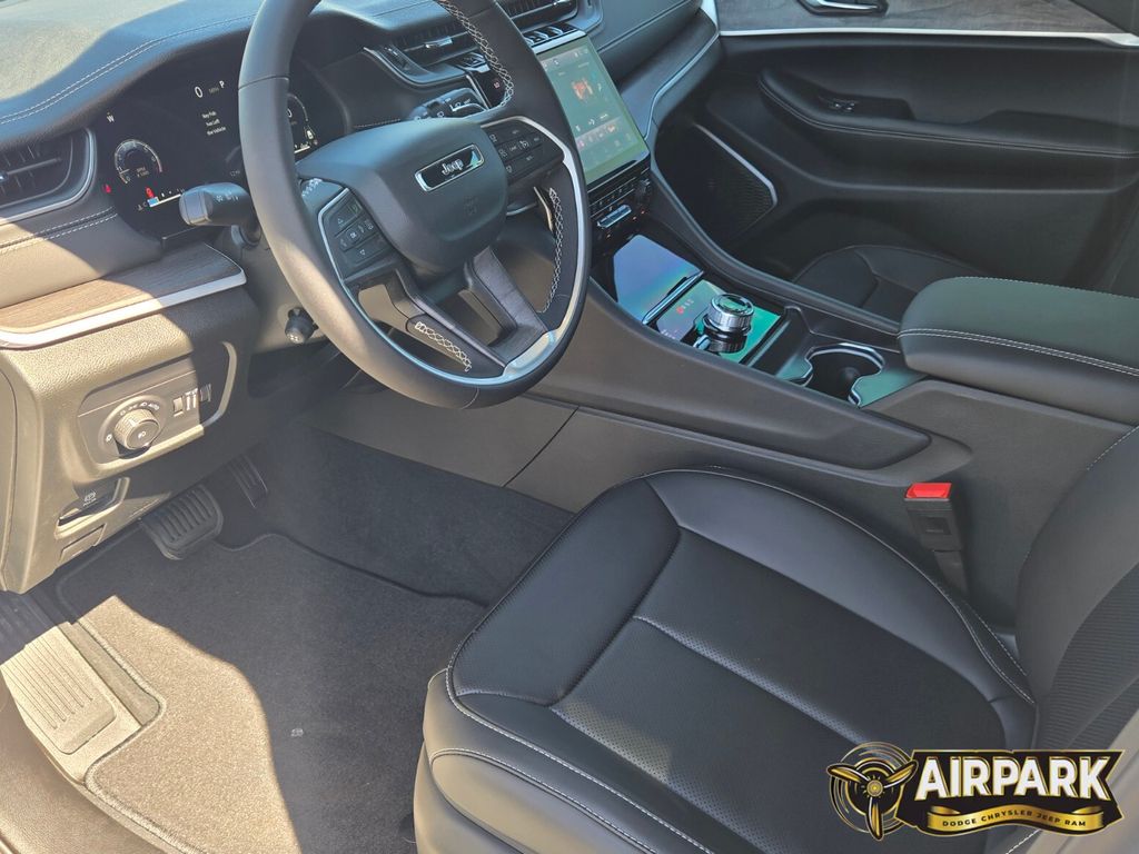 New 2025 Diamond Black Crystal Pearlcoat Jeep Limited image 16