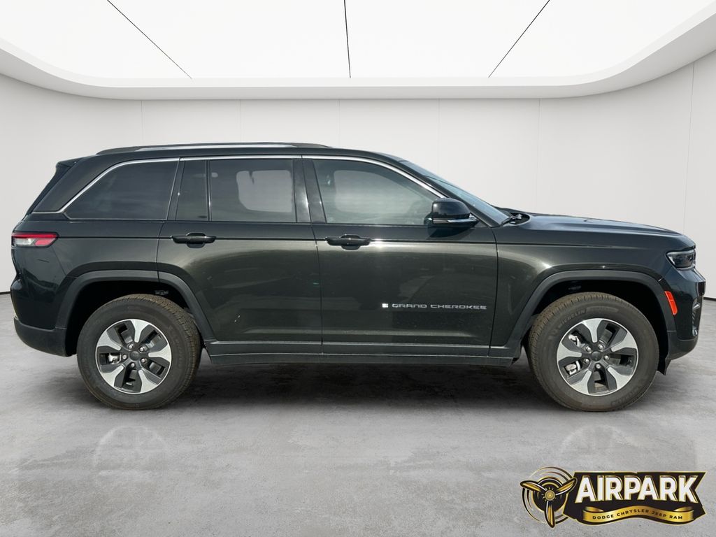 New 2023 Rocky Mountain Pearlcoat Jeep Base image 3
