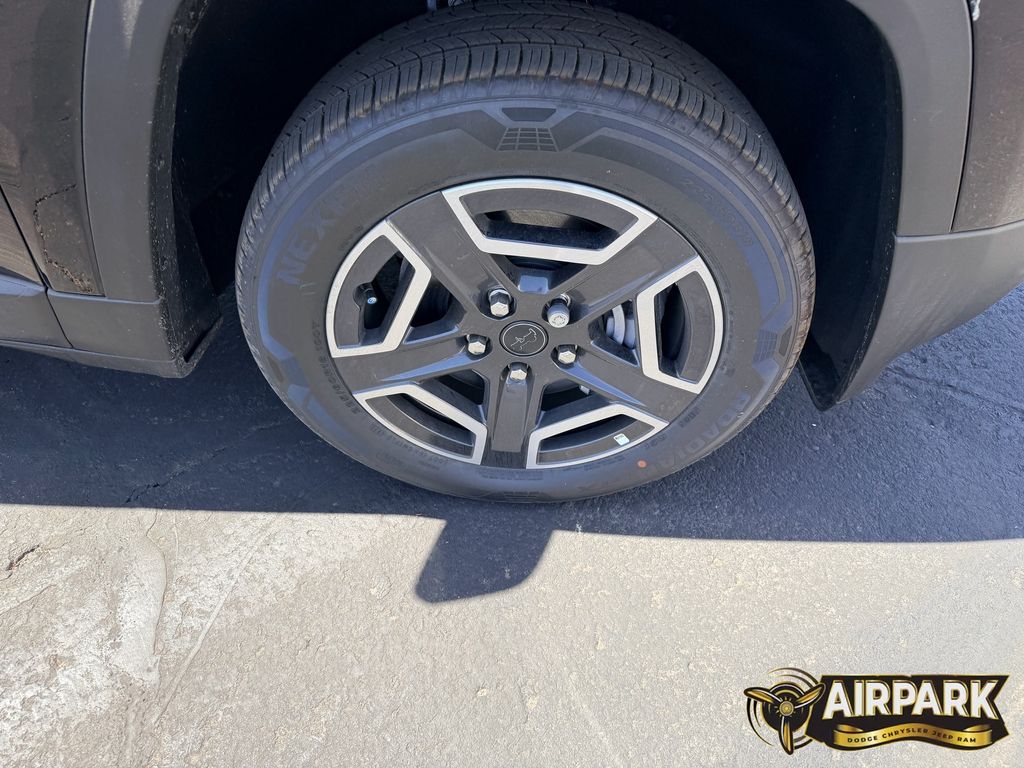 New 2026 Diamond Black Crystal Pearlcoat Jeep Laredo/Limited image 10
