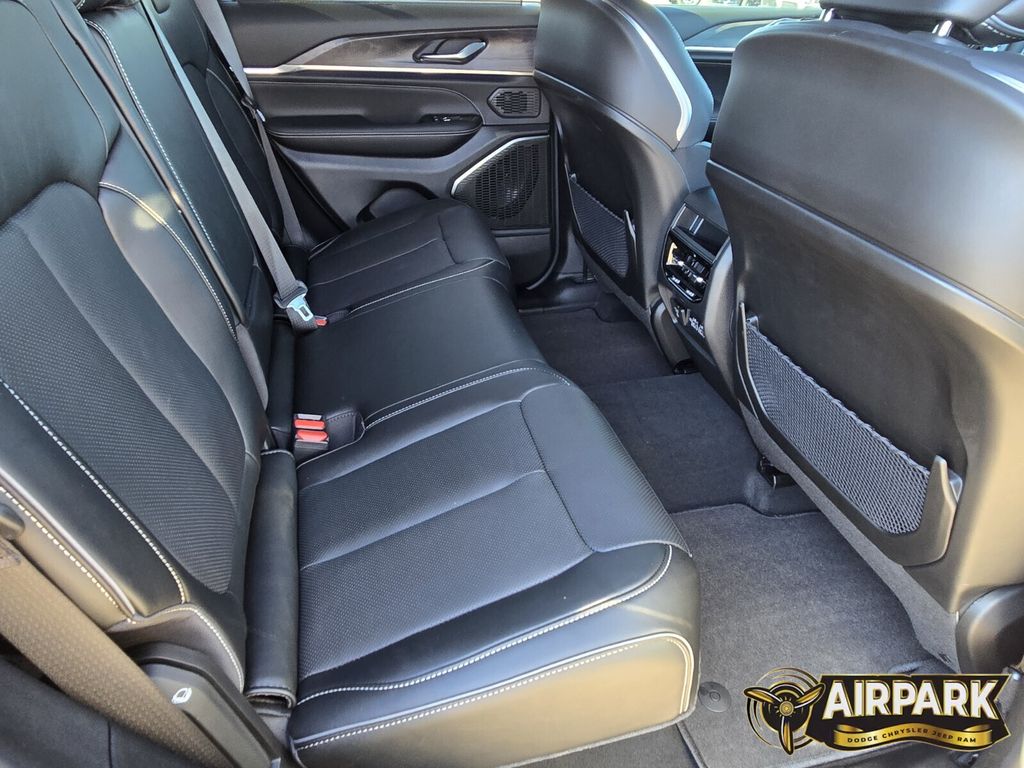 New 2025 Diamond Black Crystal Pearlcoat Jeep Overland image 15