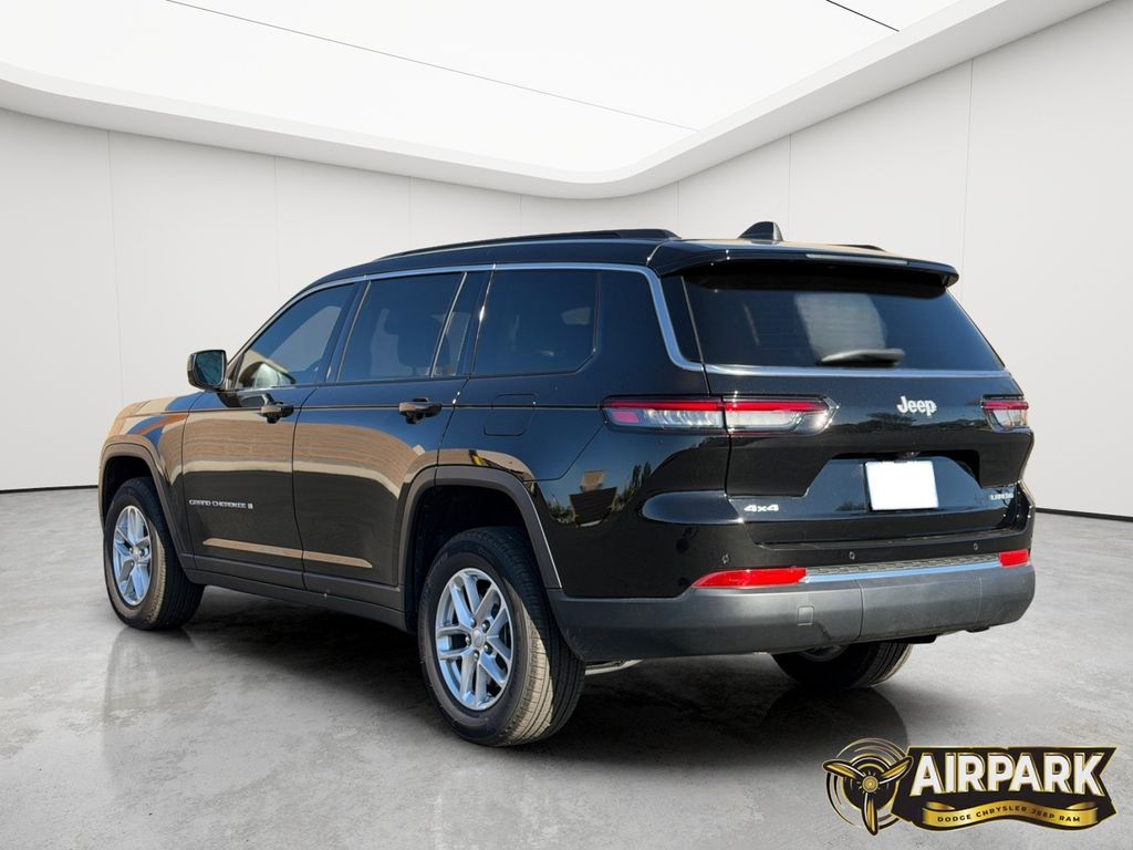 New 2025 Diamond Black Crystal Pearlcoat Jeep Laredo image 7
