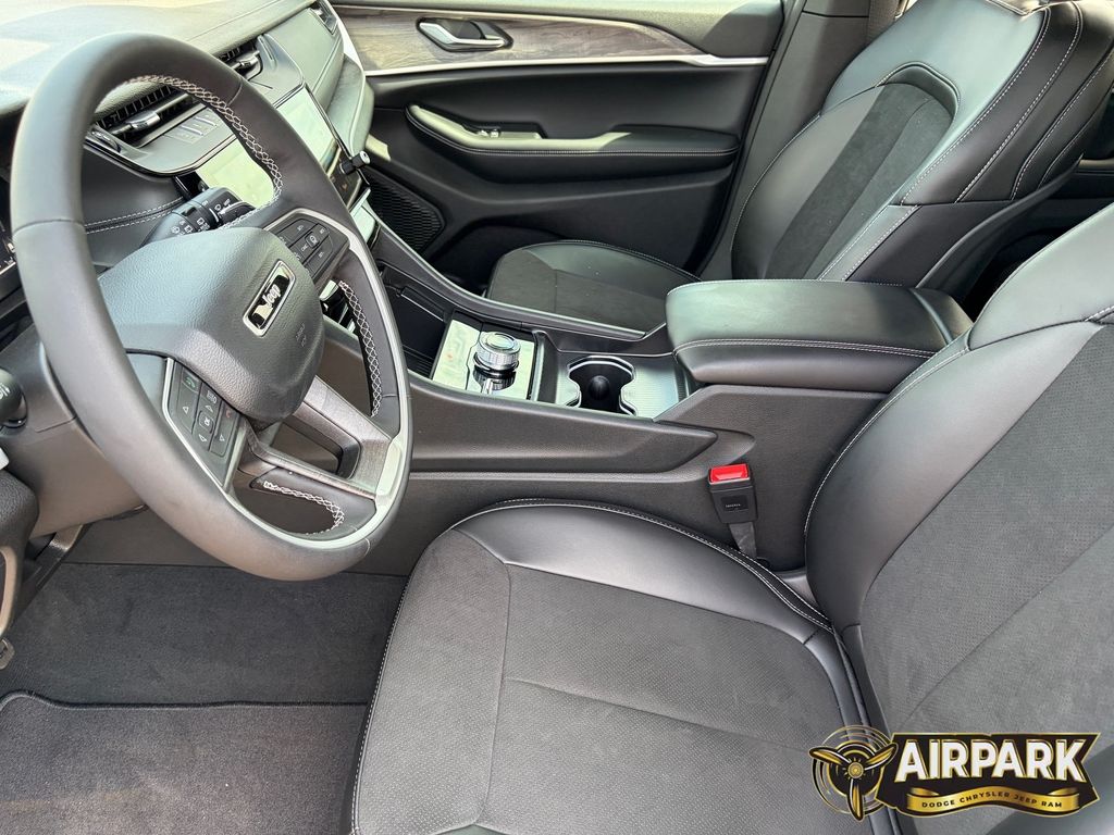 New 2026 Diamond Black Crystal Pearlcoat Jeep Laredo image 15