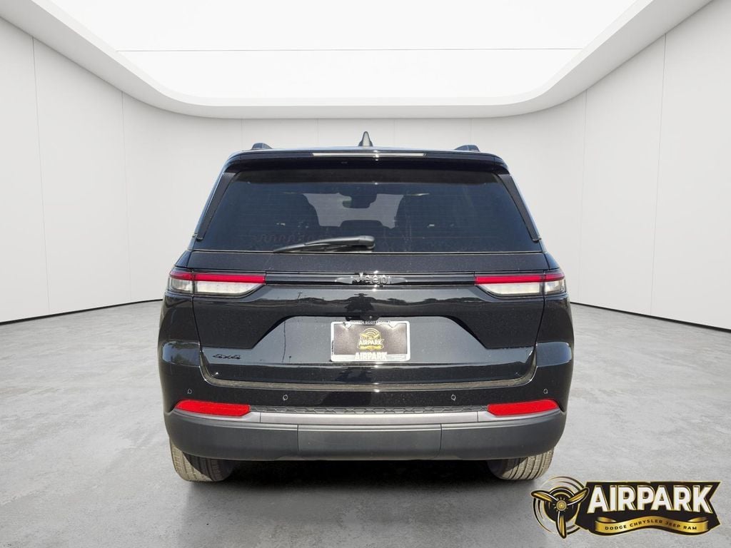 New 2026 Diamond Black Crystal Pearlcoat Jeep Laredo image 6