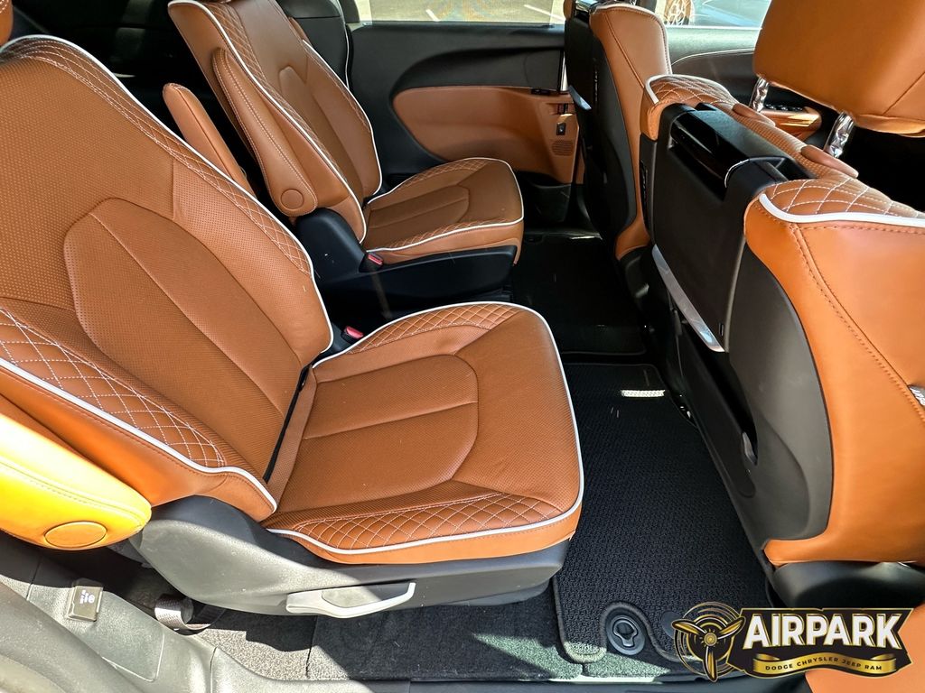 New 2024 Bright White Chrysler Pinnacle image 13