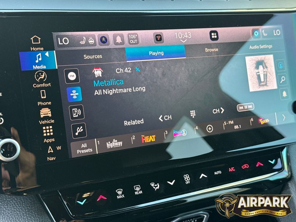 New 2026 Diamond Black Crystal Pearlcoat Jeep Laredo image 23