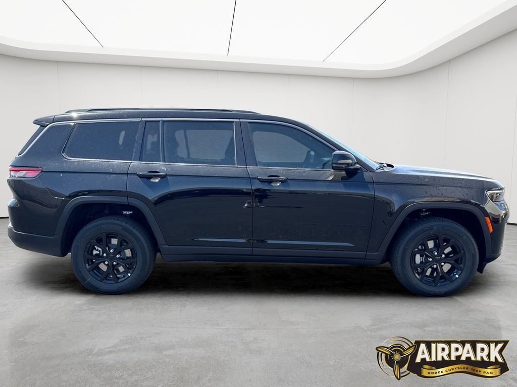New 2026 Diamond Black Crystal Pearlcoat Jeep Laredo image 2