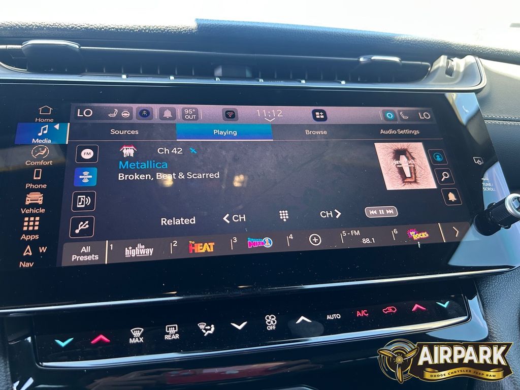 New 2026 Diamond Black Crystal Pearlcoat Jeep Laredo image 23