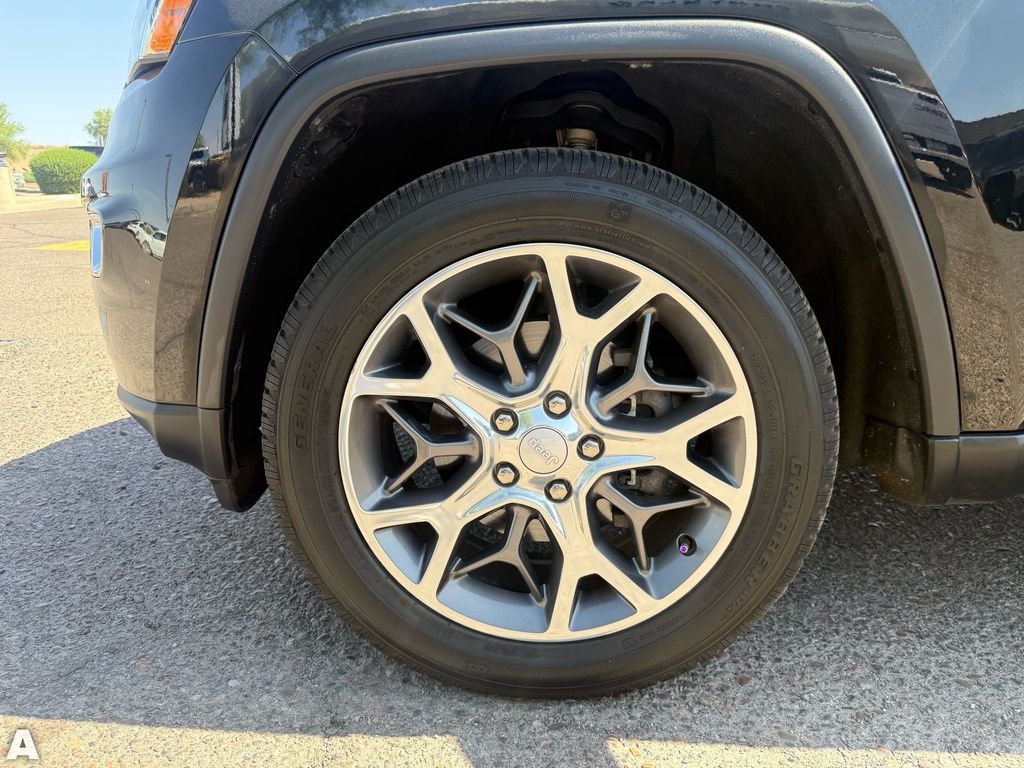 Used 2020 Diamond Black Crystal Pearlcoat Jeep Limited image 10