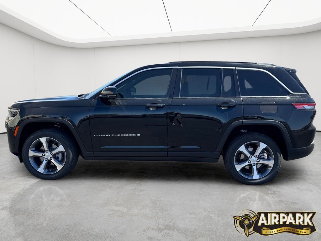 New 2026 Diamond Black Crystal Pearlcoat Jeep Limited image 7