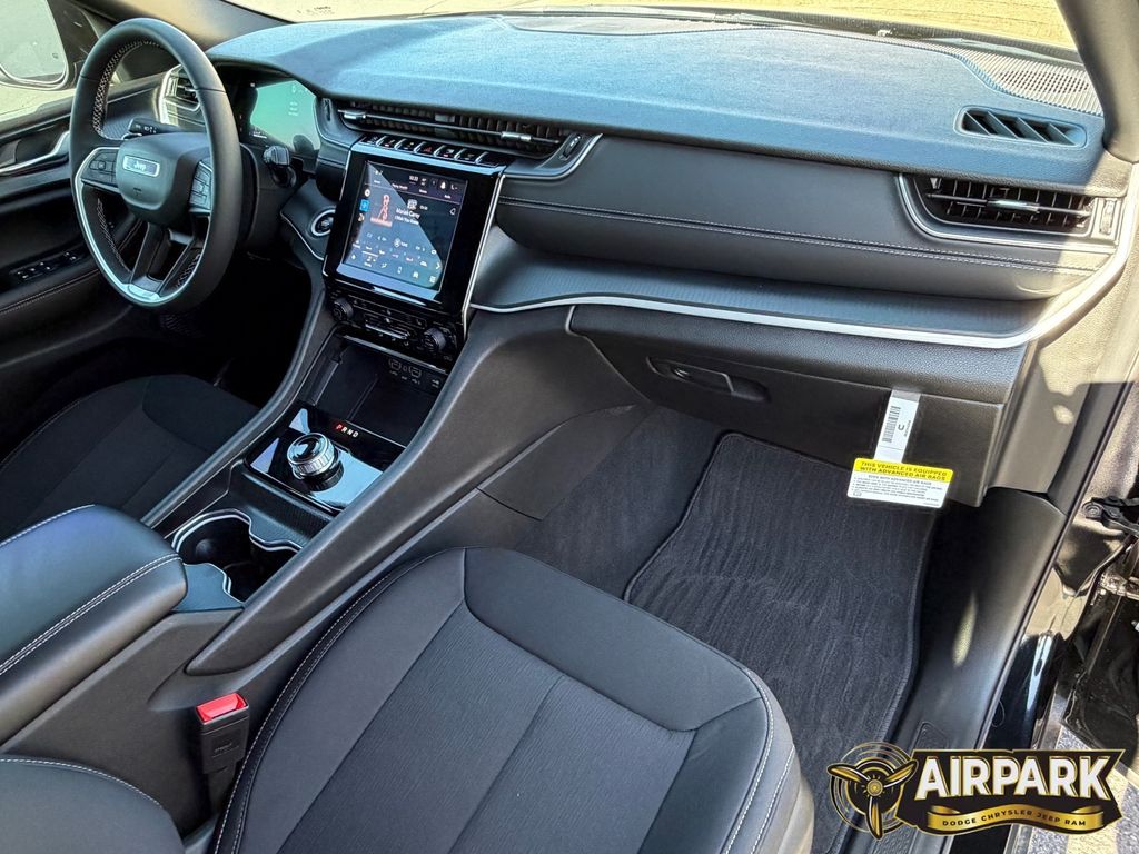 New 2025 Diamond Black Crystal Pearlcoat Jeep Laredo image 11