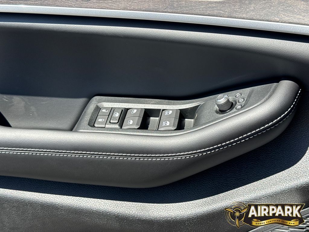 New 2026 Diamond Black Crystal Pearlcoat Jeep Laredo image 27