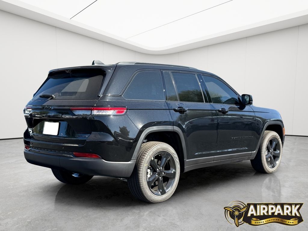 New 2025 Diamond Black Crystal Pearlcoat Jeep Limited image 4
