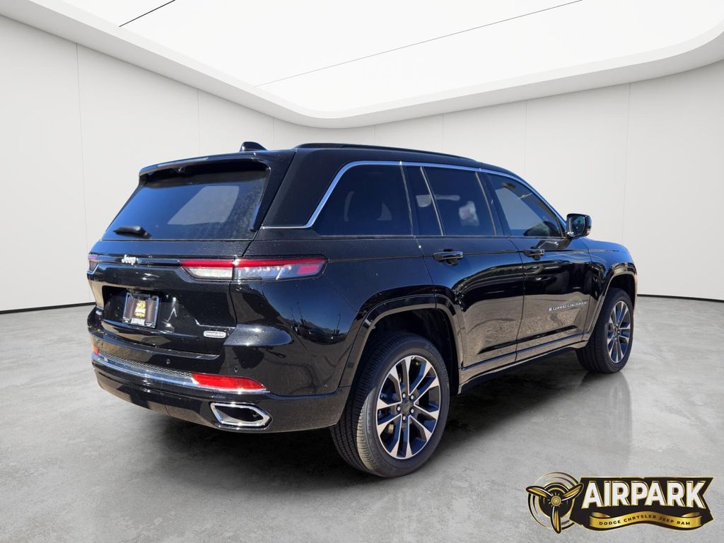 New 2025 Diamond Black Crystal Pearlcoat Jeep Overland image 4
