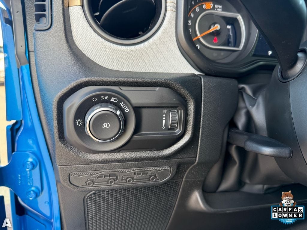 Used 2025 Hydro Blue Pearl Coat Jeep Sport S image 14