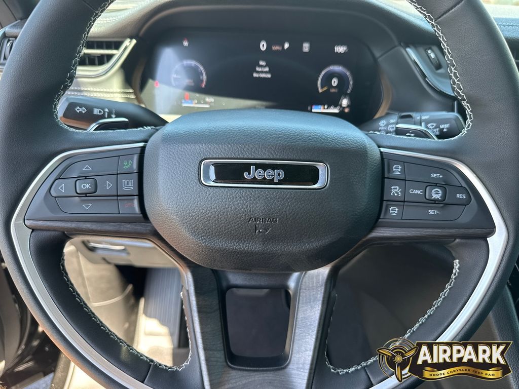 New 2026 Diamond Black Crystal Pearlcoat Jeep Laredo image 19