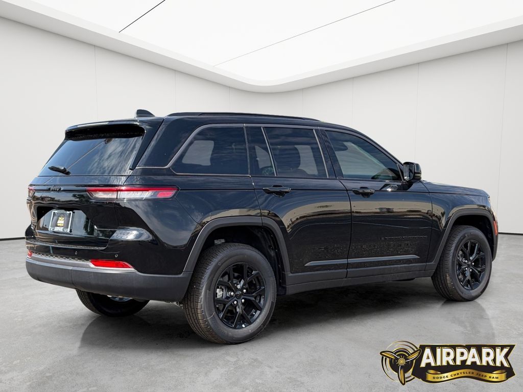 New 2026 Diamond Black Crystal Pearlcoat Jeep Laredo image 4