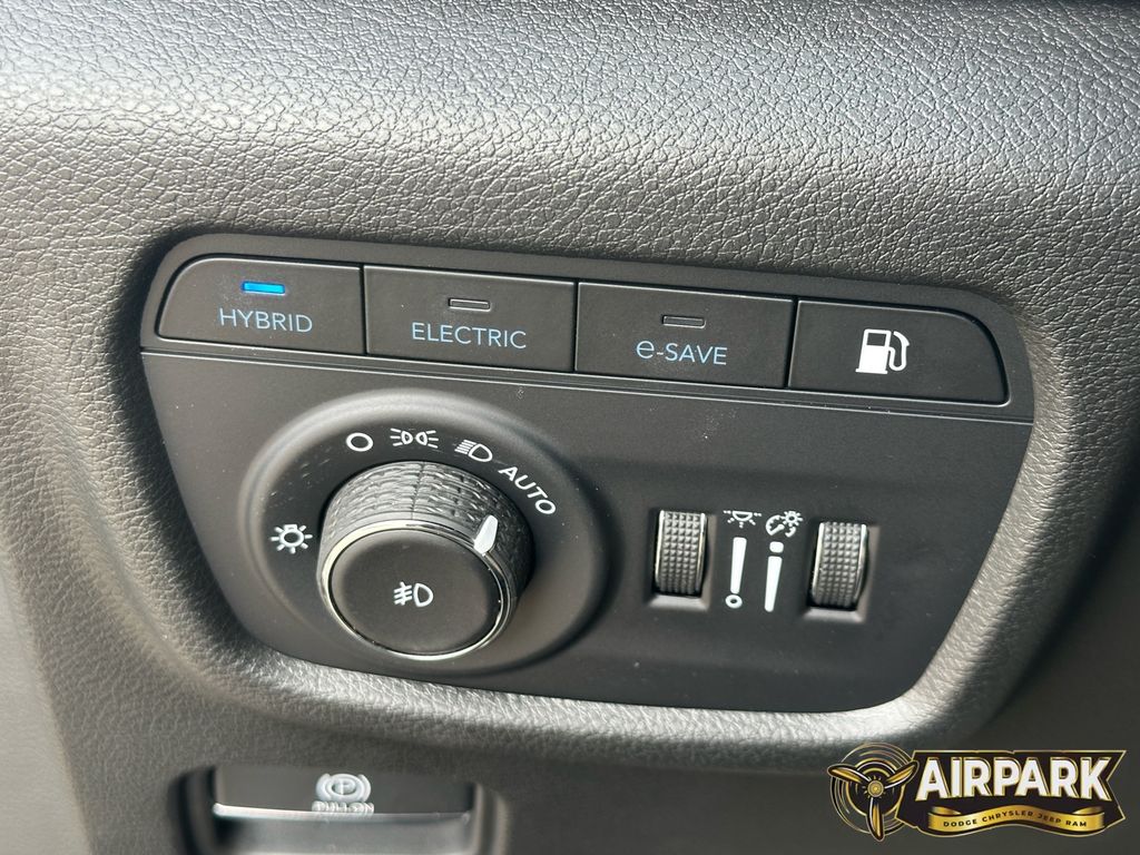 New 2023 Rocky Mountain Pearlcoat Jeep Base image 24