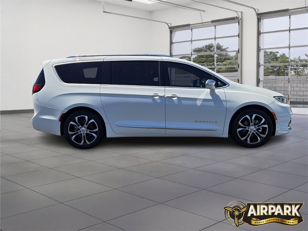 2024 Chrysler Pacifica Pinnacle photo 3